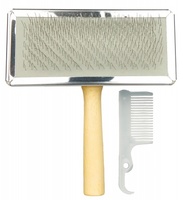 Trixie №2356 - пуходерка с расческой для собак, деревянная ручка, 11х14 см