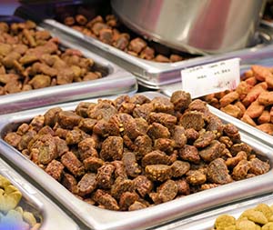 Преимущества и недостатки покупки корма для собак на развес